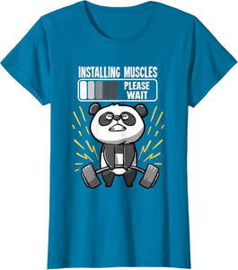 Drôle De Panda Installing Muscles Please Wait Gym Fitness T-Shirt - fitnessterapy